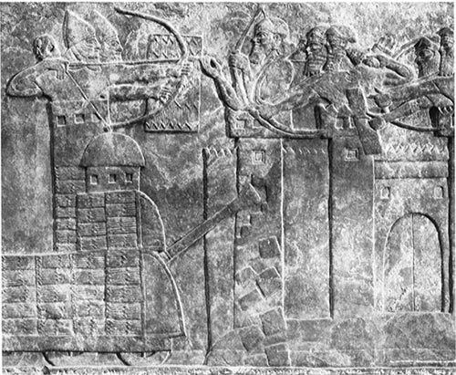 Bajorrelieve que muestra una máquina de asedio asiria de una época medio siglo - photo 1