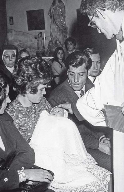 La fotografía de mi bautizo en noviembre de 1975 Los padrinos Belén y Félix - photo 4