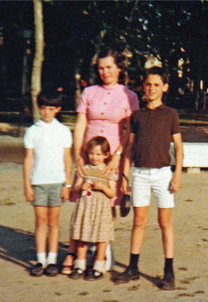 Con mi madre y mis hermanos Juan y Cuqui en el parque Arriaga del barrio de - photo 6