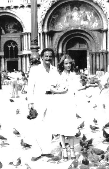 Silvia Lemus y Carlos Fuentes Plaza de San Marcos Venecia 1975 Sentado solo - photo 3