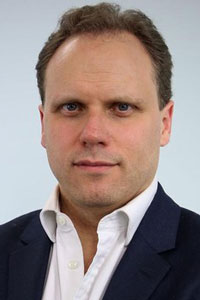 DANIEL LACALLE Es economista y gestor de fondos de inversión Casado y con - photo 1