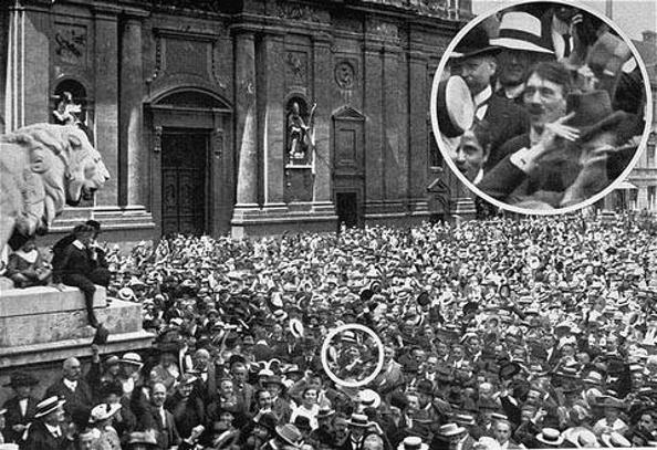Hitler entre la multitud el día de la declaración de guerra 2 de agosto de - photo 11