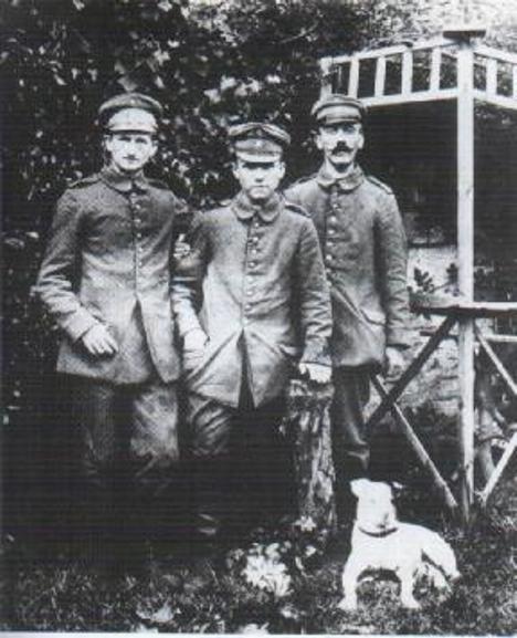 Hitler izquierda con los correos Schmidt y Bachmann y su perro Foxl - photo 12