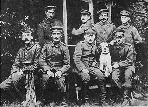 Hitler de pie izquierda en 1915 con sus camaradas del servicio de enlaces - photo 14
