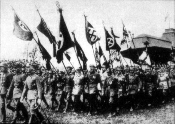 Desfile de los camisas pardas del partido nazi en 1923 Por entonces comenzó - photo 17