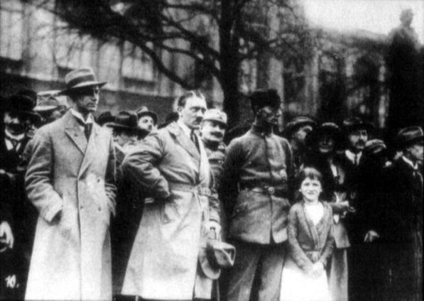 Hitler entre Rosenberg y Weber en Múnich 1923 Mitin multitudinario de - photo 18