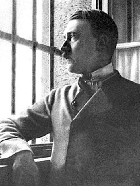 Hitler tras los barrotes de su celda en Landsberg donde escribió la primera - photo 22