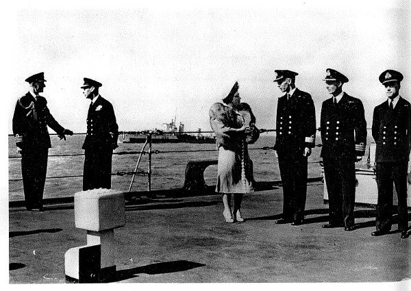 Rey y País El Comandante el primero a la derecha da la bienvenida en el HMS - photo 5
