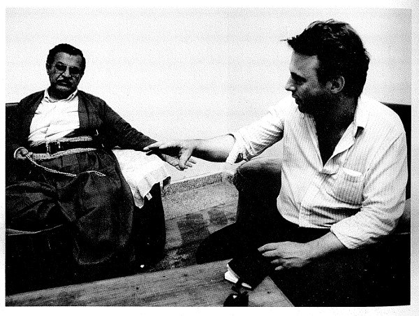 Con Jalal Talabani en su cuartel general en la montaña en 1991 entonces era el - photo 24
