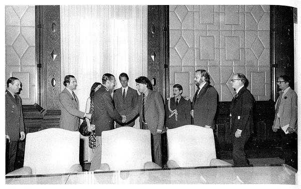 Tragándome el vómito mientras saludo al general Videla en el viejo palacio de - photo 27