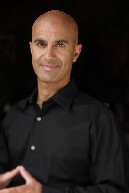 Robin S Sharma nació en Halifax Canadá en 1965 De padres indios se licenció - photo 4