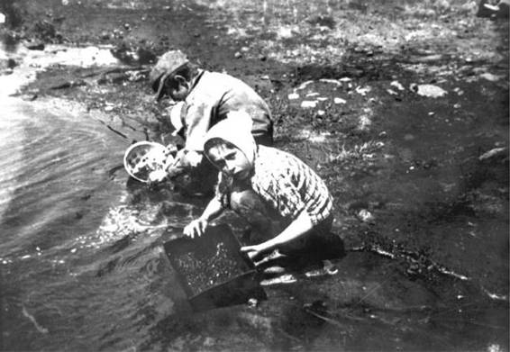 Niños buscando carbón en el gueto de ódz Frente a semejante hostilidad por - photo 1