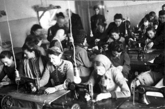 Mujeres jóvenes y adultas en el taller de costura del gueto de ódz La comida - photo 3