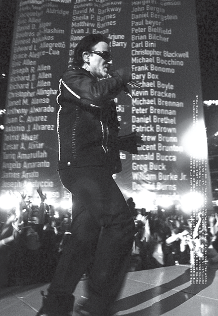 Bono tocando en el espectáculo de medio tiempo del Súper Bowl XXXVI en Nueva - photo 4
