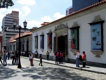 A la izquierda la casa natal de Simón Bolívar el que sería el Libertador en - photo 1