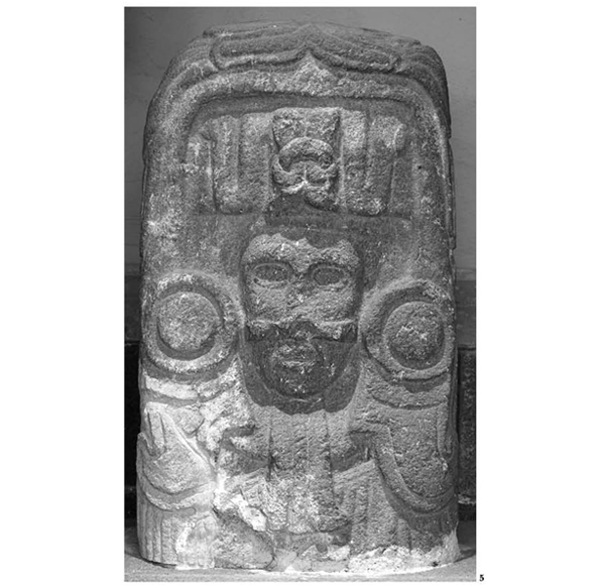 Bajo relieve de la efigie de Quetzalcoatl con sus características orejeras de - photo 8