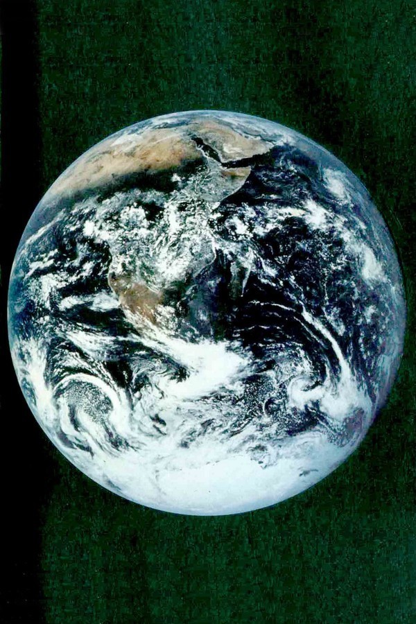 Lámina 1 Nuestro planeta visto desde una nave espacial Lámina 2 - photo 1
