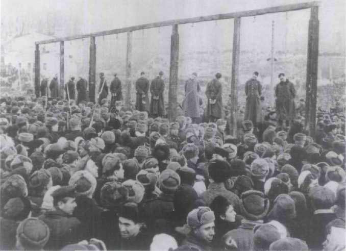 Soldados alemanes ejecutados públicamente en la horca en Kiev en 1946 tras - photo 2