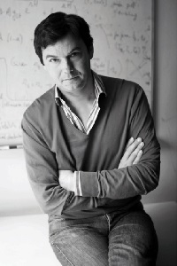 THOMAS PIKETTY Clichy Francia 1971 es profesor en la École dÉconomie de - photo 4