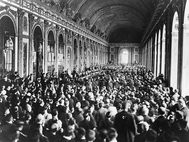 Fotografía tomada durante la firma del Tratado de Versalles Estas sanciones - photo 3