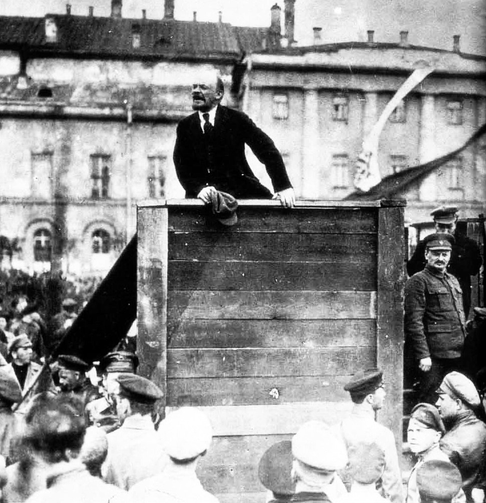 Lenin sermoneando a los soldados del Ejército Rojo en 1920 Después de imponer - photo 1