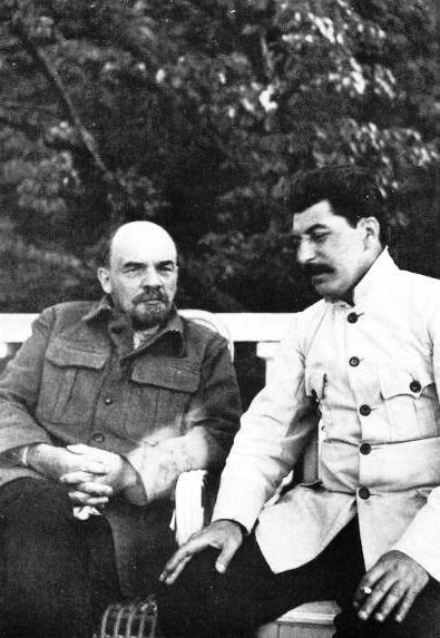 Stalin y Lenin Nacionaliza todas las tierras agrícolas que organiza en - photo 2