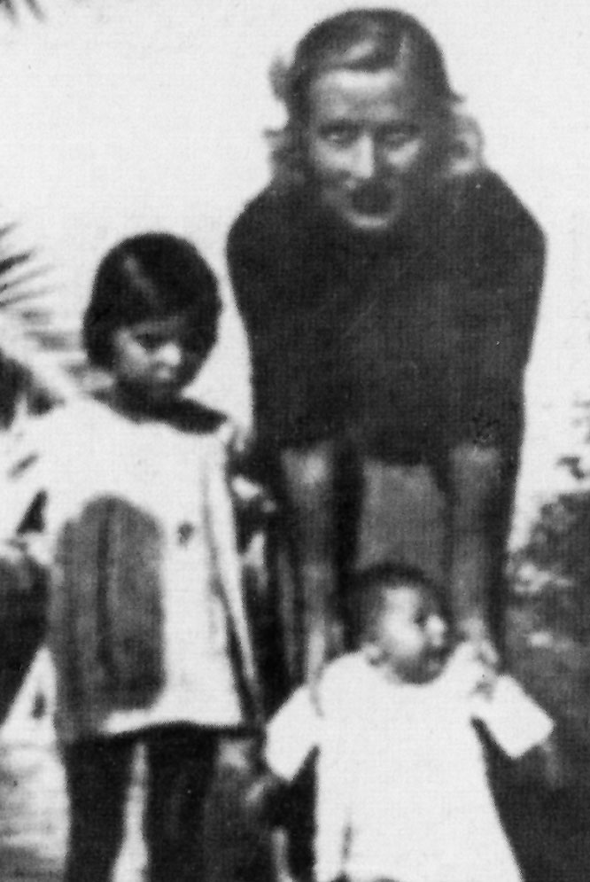 Romilda Villani con sus hijas Sofía a la derecha y Maria en una foto de - photo 2