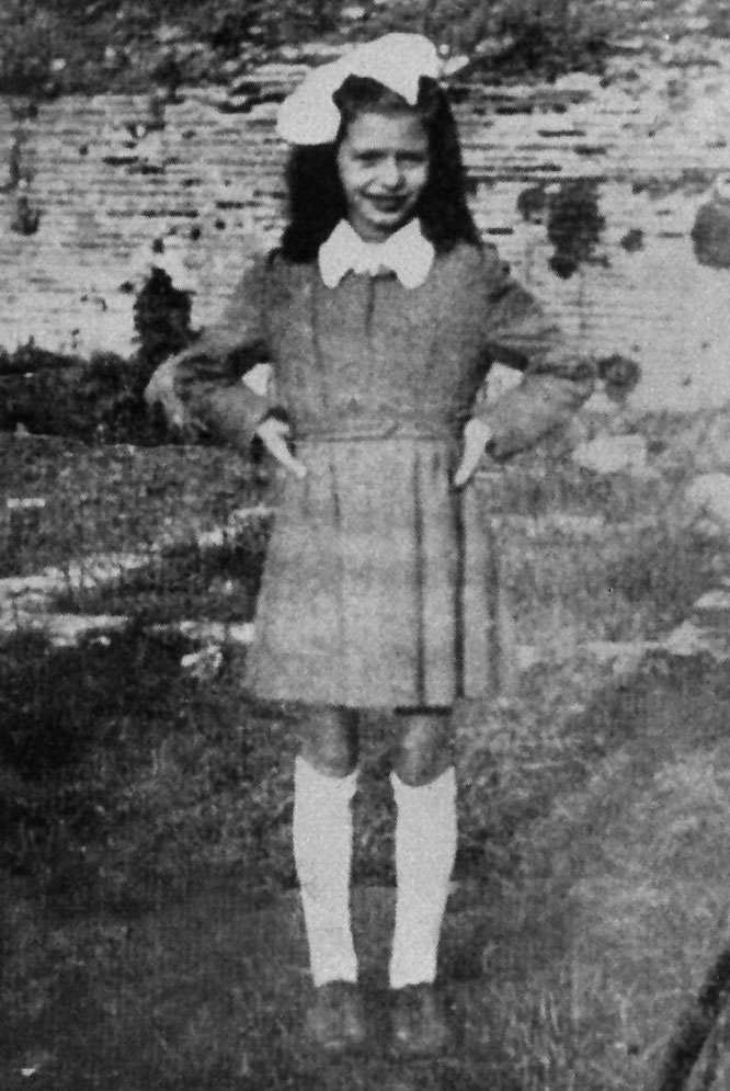 Sofía a los ocho años Retrato de su madre Romilda Romilda vestida para - photo 3