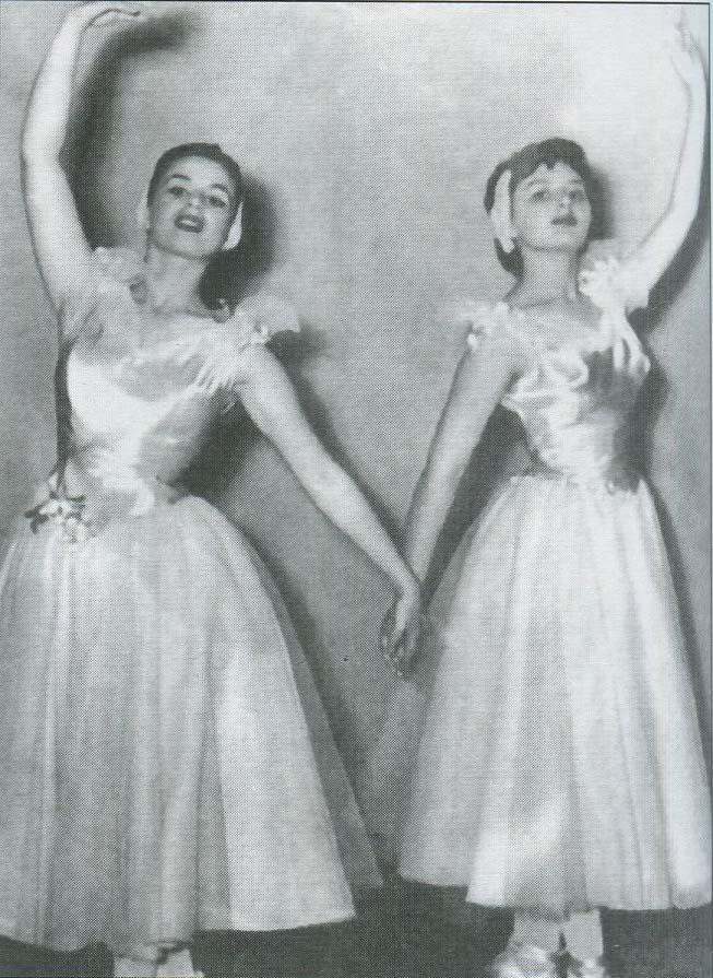 Maria Scicolone a la derecha en la escuela de danza clásica Sofia a los - photo 7