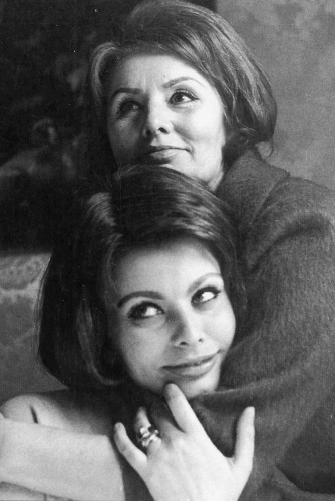 Sofia con su madre Romilda al día siguiente de la asignación del Oscar por - photo 11
