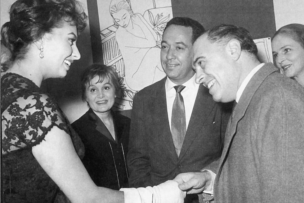 Sophia Loren con Carlo Ponti en un vernissage de Novella Parigini al fondo a - photo 12