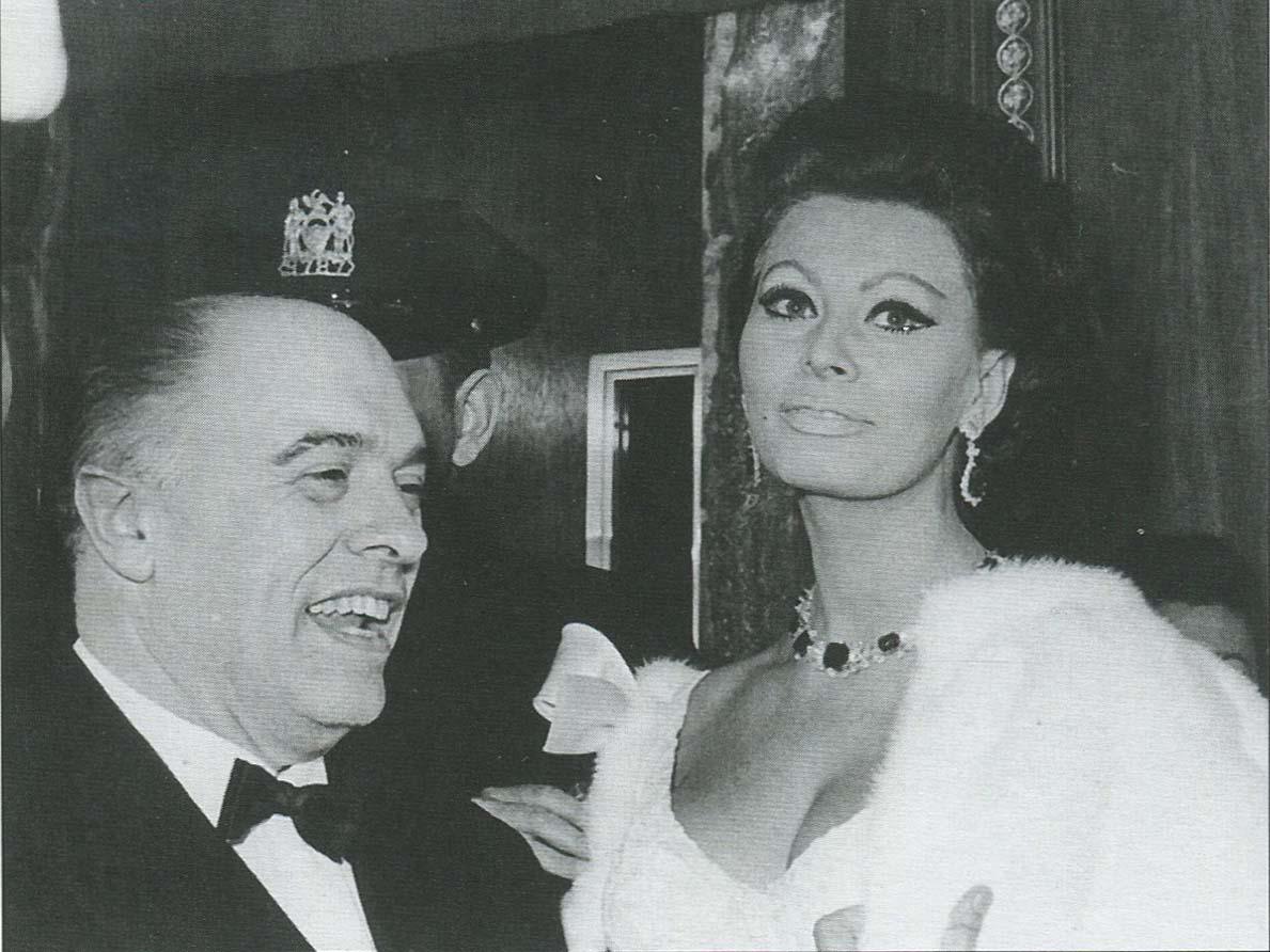 Con Carlo Ponti en el estreno de la película Doctor Zhivago Nueva York 1965 - photo 16