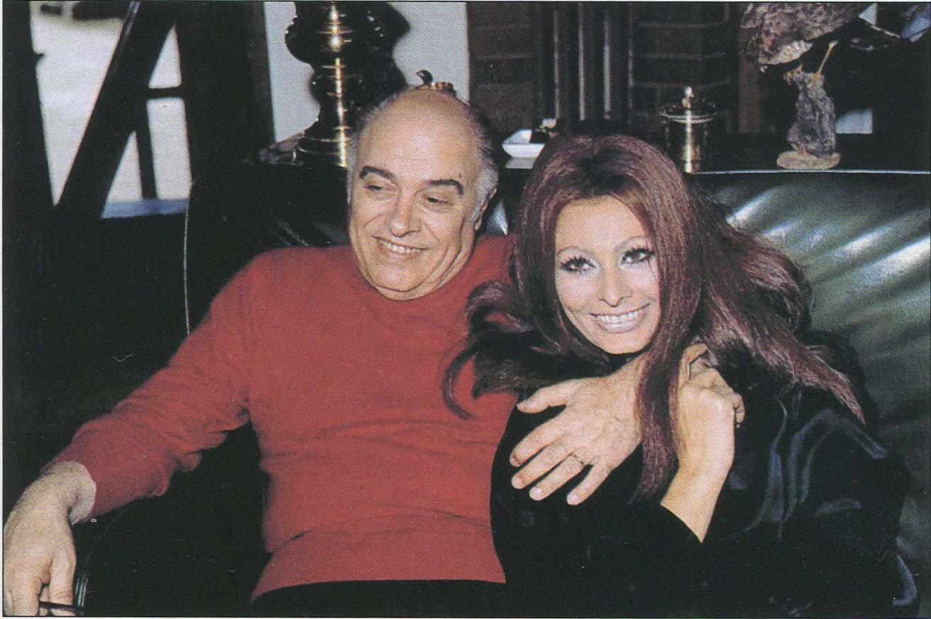 Sofia abrazada por su marido Carlo Ponti 1979 Sofia con su marido en el - photo 17