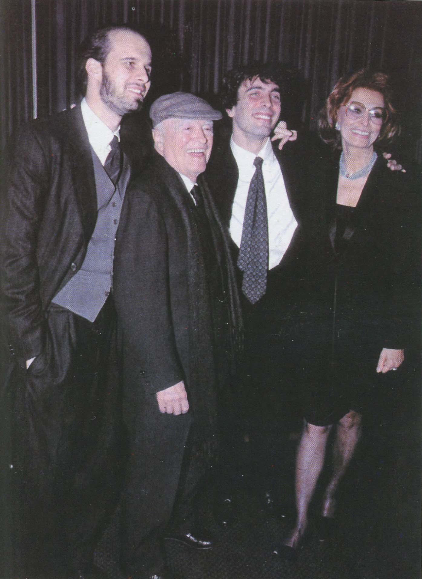 Foto de familia desde la izquierda Edoardo Ponti con su padre Carlo su - photo 21