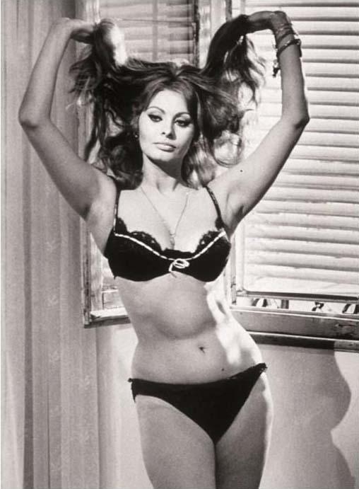 Sophia Loren en una escena de la película Ayer hoy y mañana dirección de - photo 25