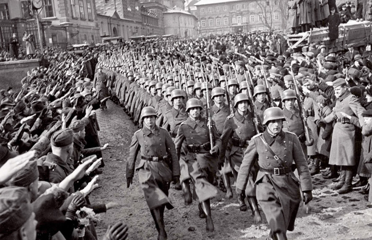 Foto de tropas alemanas entrando en Praga en 1939 Los historiadores sostienen - photo 3