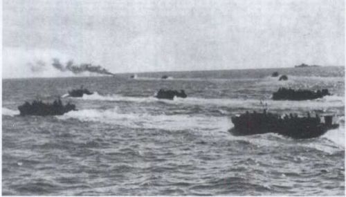 Las LCA se dirigen hacia la costa transportando a las tropas canadienses bajo - photo 5