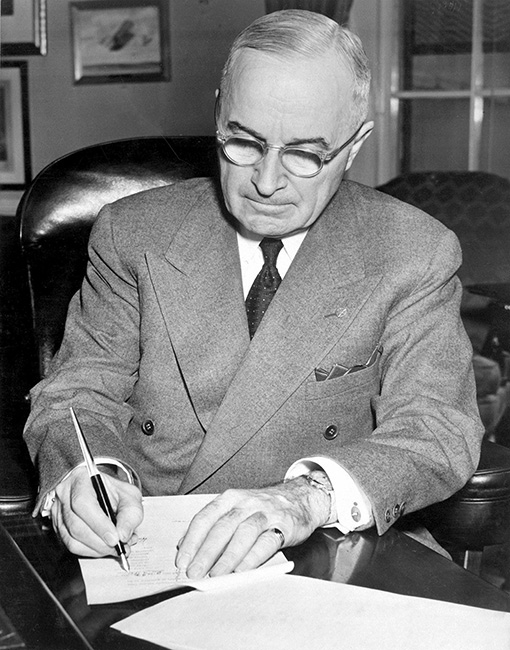 Harry S Truman firmando la implicación de los Estados Unidos en la guerra de - photo 3