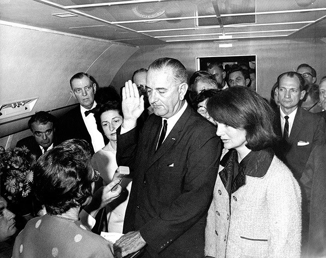 Lyndon B Johnson presta juramento como presidente de Estados Unidos tras el - photo 3