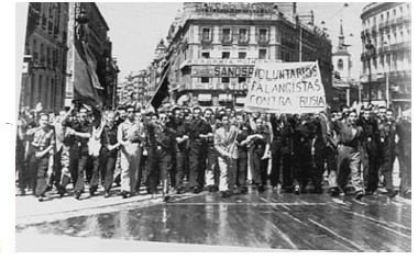 Manifestación falangista del 24 de junio de 1941 en Madrid a su paso por la - photo 4
