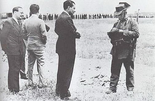 FOTO 5 Un guardia civil pide la documentación a José Antonio Primo de Rivera - photo 8