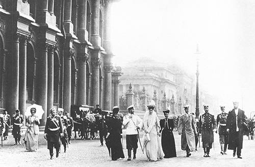 En San Petersburgo en 1906 el zar y la zarina acompañados unos pasos más - photo 10