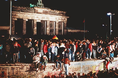 9 de noviembre de 1989 Los berlineses orientales consiguieron permiso para - photo 1