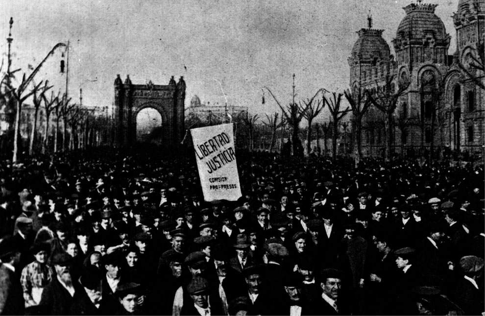 Manifestación en Barcelona después de los eventos de la Semana Trágica 1909 - photo 2