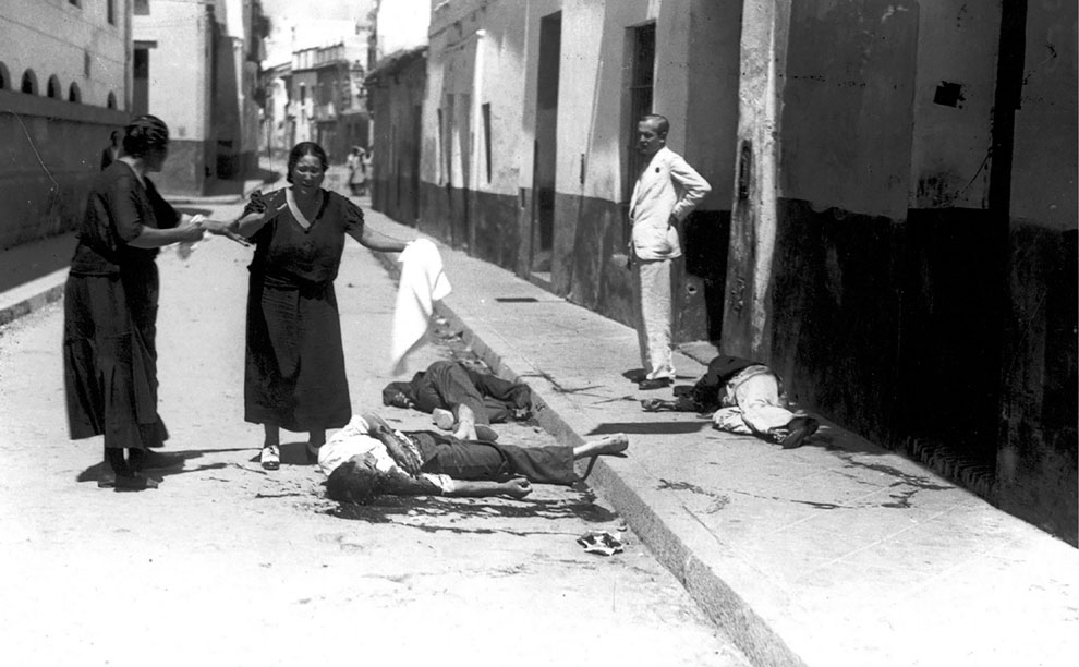 Mujeres desoladas tras la purga realizada por el comandante Castejón en el - photo 6