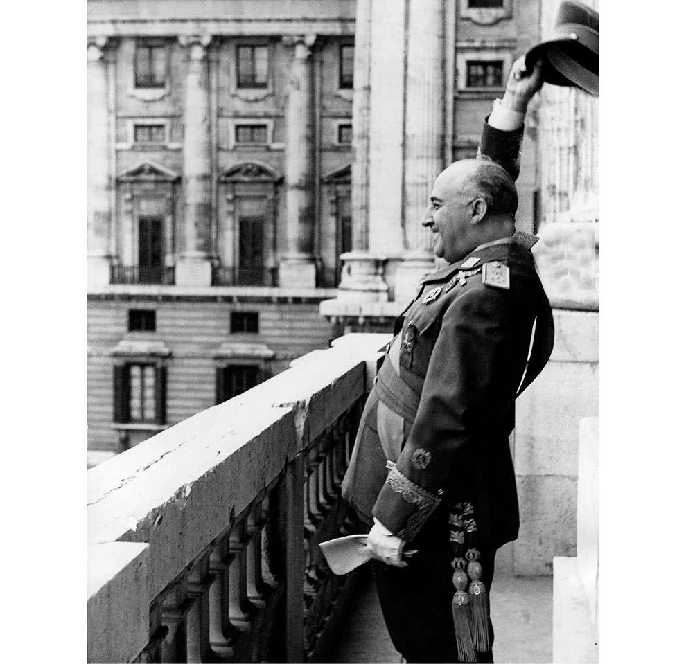 Franco saludando desde el balcón del Palacio Real Madrid 1946 - photo 7