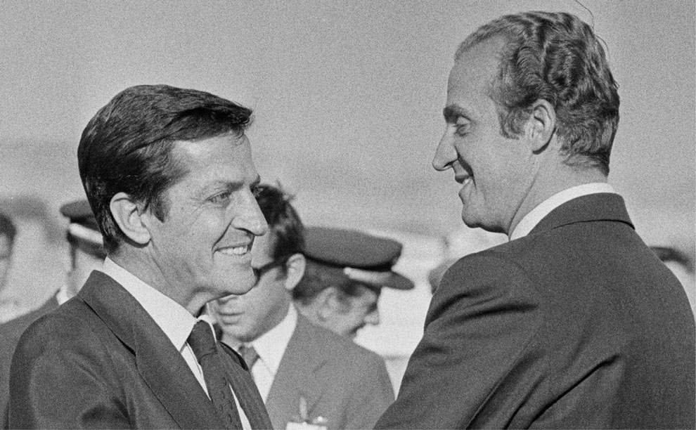 Adolfo Suárez recibe al rey Juan Carlos en el aeropuerto de Barajas tras un - photo 8