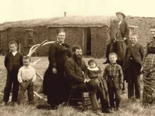 Familia de emigrantes en viaje hacia el oeste a mediados del siglo XIX Las - photo 1