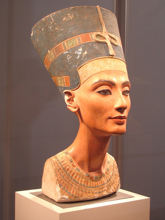 Busto de Nefertiti en el Neues Museum de Berín Aunque los rasgos físicos de - photo 1