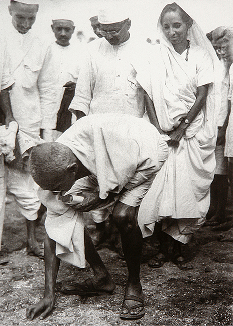 Gandhi recogiendo la sal en la playa el 5 de abril de 1930 al final de la - photo 2